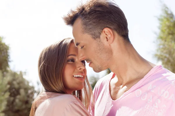 Pareja abrazando en parque — Foto de Stock