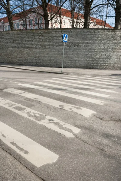 Zebrastreifen-Schild auf leerer Straße — Stockfoto