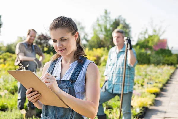 Mooie toezichthouder met tuinders — Stockfoto