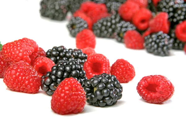 Fresh raspberries and blackberries — Stock Photo, Image