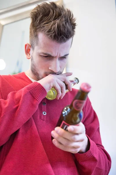 Man reading label on beer bottle — Stock Photo, Image