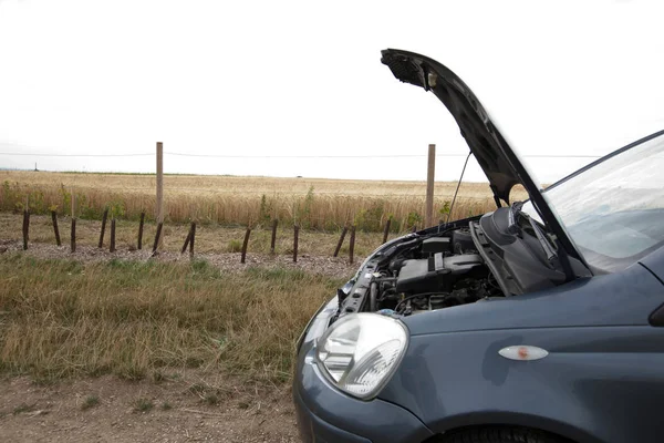Broken car in countryside — Stock Photo, Image