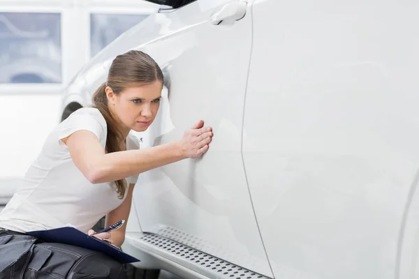 Ingeniero de mantenimiento examinando coche — Foto de Stock