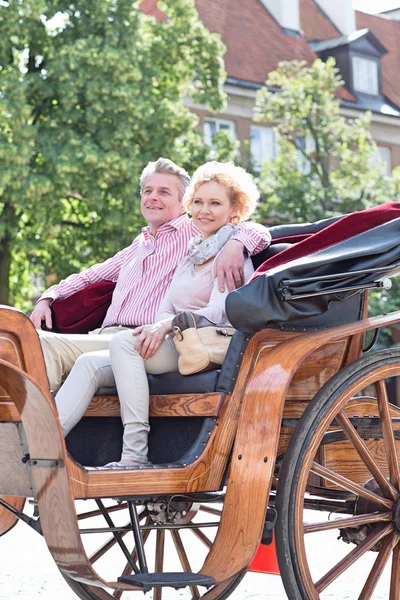 Középkorú pár ül a lovas kocsi — Stock Fotó