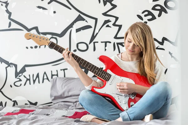 침실에서 여자 연주 기타 — 스톡 사진