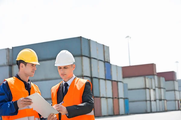 Trabajador que toma signo de supervisor — Foto de Stock