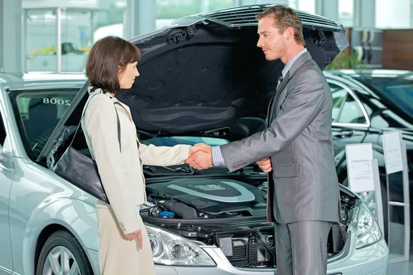 Car salesperson shaking hands with customer — Stock Photo, Image