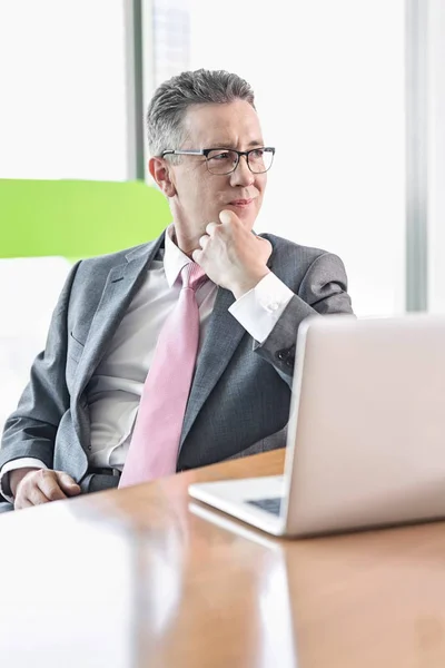 Volwassen zakenman met behulp van laptop — Stockfoto