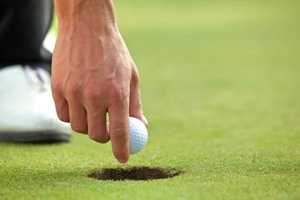 Persona sosteniendo pelota de golf — Foto de Stock
