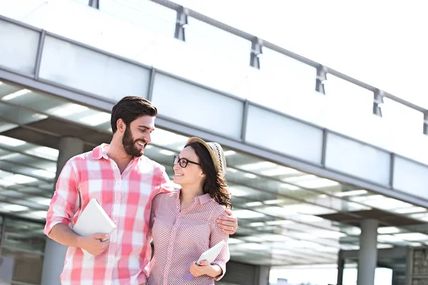 Feliz pareja caminando en la ciudad — Foto de Stock