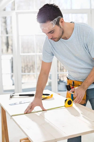 Man marking table — Stock Photo, Image