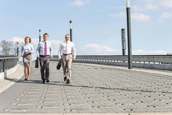 Empresários caminhando na ponte — Fotografia de Stock