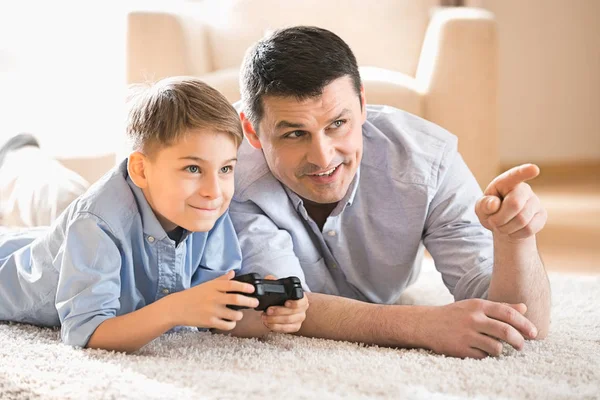 Baba oğul video oyunu oynuyorlar. — Stok fotoğraf