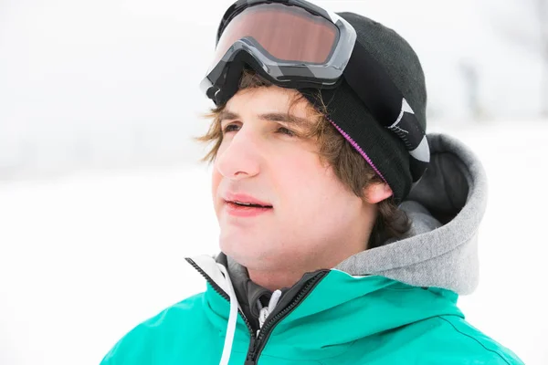男は身に着けているスキー用ゴーグルします。 — ストック写真