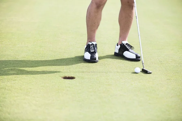 Man met golfclub en bal — Stockfoto