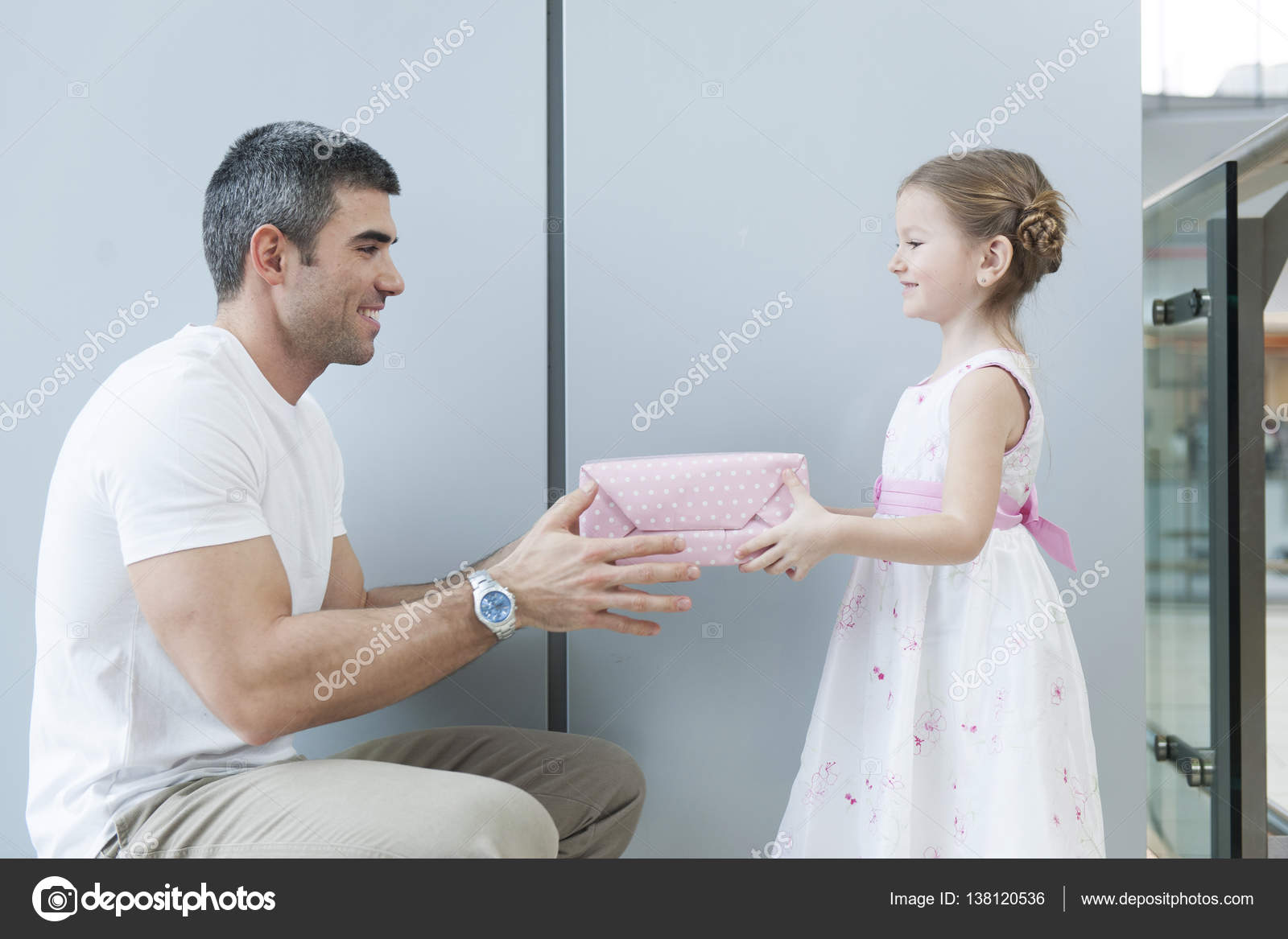 дарение подарков. папа принес обеим дочкам подарки. папа принес обеим дочкам подарки.