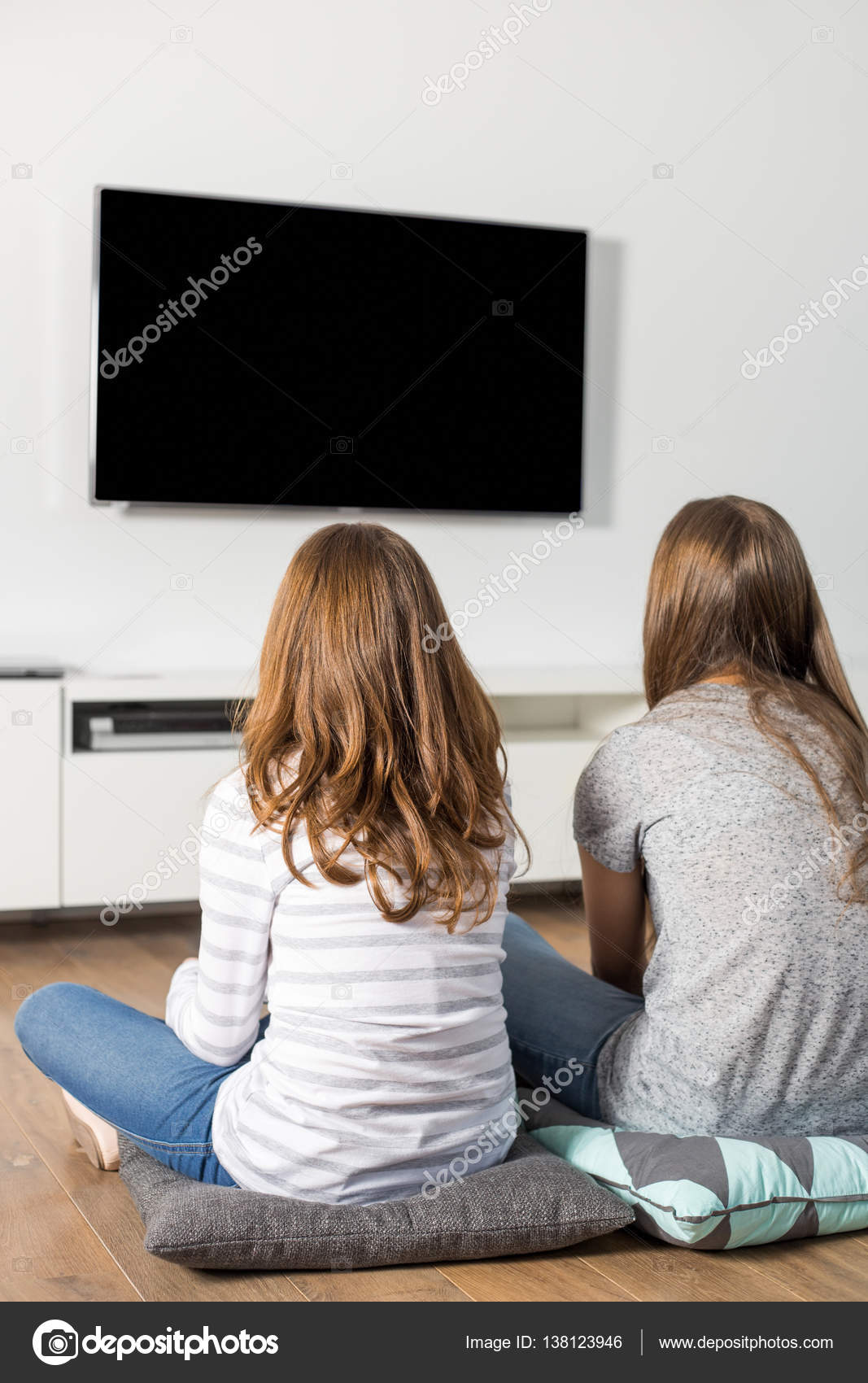 маленькие подружки. смотрит сестре под. девушки ссорятся. картинка мне сестренкам и братишкам мама читает книжки. смотрит сестре под.