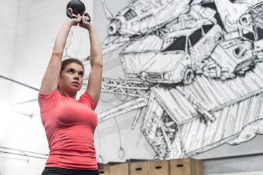 Özel kadın kettlebell kaldırma 