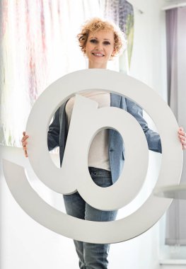 Tabelaya holding iş kadını