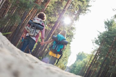 Çift holding hiking ormanda eller