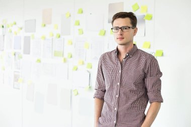 Yaratıcı Office kendinden emin iş adamı