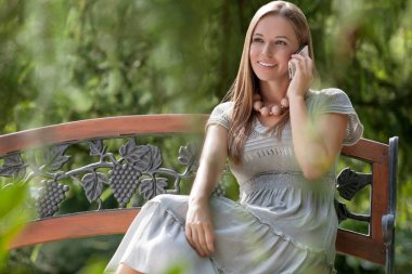 Cep telefonu kullanan kadın 