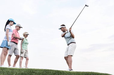 Golf oynayan bir adam arıyorum arkadaşlar 
