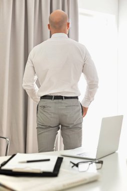 Ev ofis ayakta işadamı