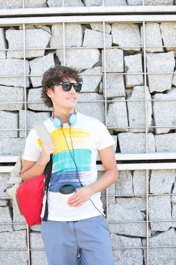 Gülümseyen genç adam uzağa arıyorsunuz 