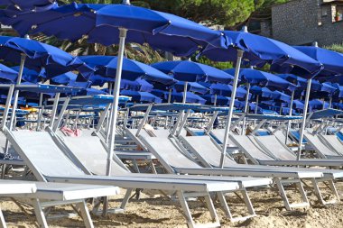 Şezlong ve şemsiye