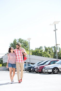 Sevgi çift sokakta yürüme 