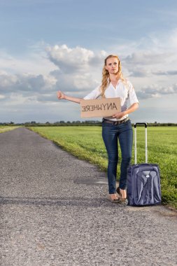 kadın her yerde işareti tutarak otostop 