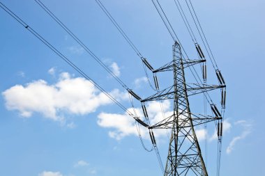 Elektrik pilon gökyüzüne karşı