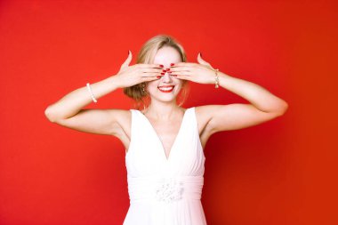 Elleri gözleri üzerinde kadınla