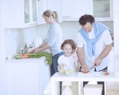 sağlıklı yemek hazırlarken aile 