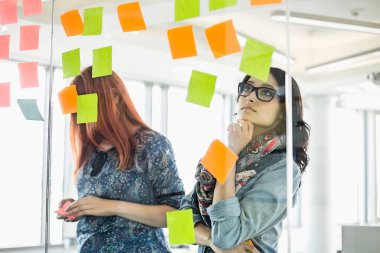 Yapışkan notlar okuma yaratıcı iş kadınları