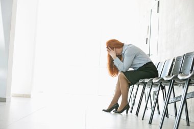 Yorgun işkadını sandalyede oturuyor