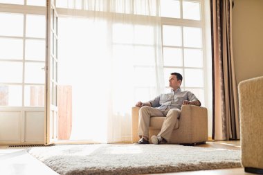 adam koltukta rahatlatıcı 