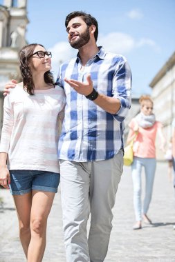 Erkek ve kadın üzerinde street yürüyüş