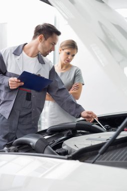 mühendis açıklayan araba motoru