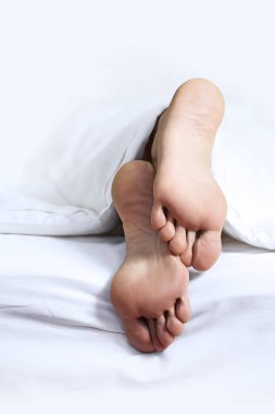 Kişinin ayak yatakta