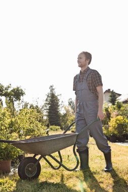 adam iterek el arabası