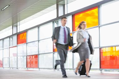 İşadamı ve acele iş kadını