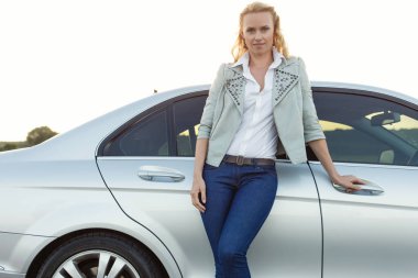 kırsal arabayla duran kadın