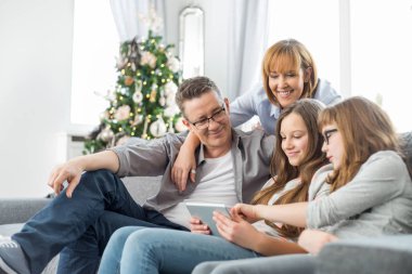 Tablet pc kullanan aile