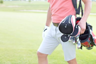 Golf oynayan adam. 