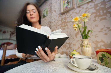 Kitap okuyan genç bir kadın