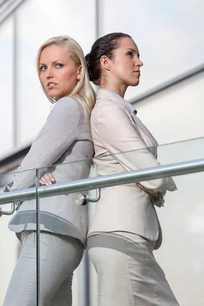 Ernsthafte junge Geschäftsfrauen — Stockfoto