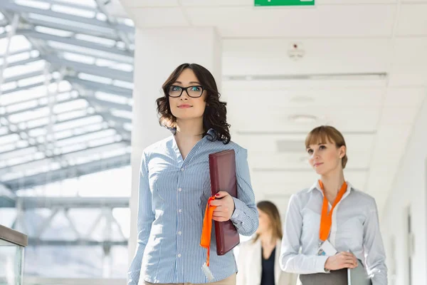 Geschäftsfrauen spazieren im Büro — Stockfoto