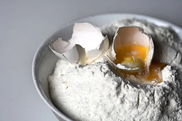 Raw egg and flour — Stock Photo, Image